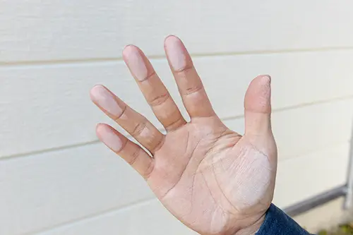 外壁のチョーキング現象（手に白い粉がつく劣化サイン）