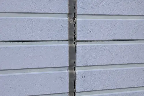 シーリングのひび割れ・肉やせ（目地の劣化）