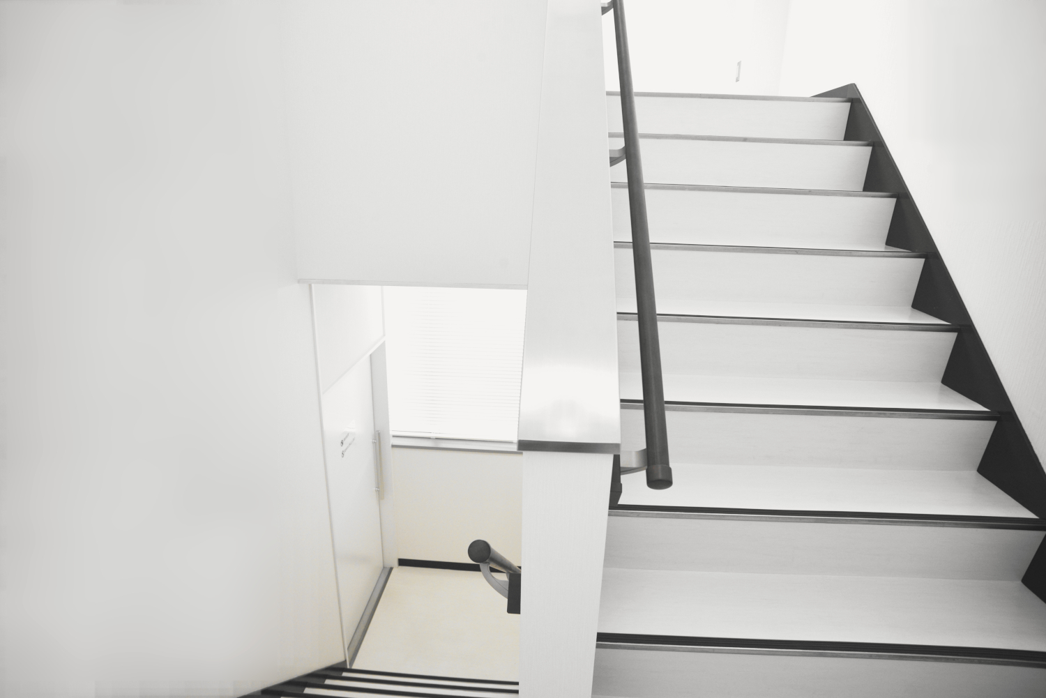 手摺取付工事 抗ウィルス機能付きで安全にお客様をお出迎え 大規模リフォームならハーバーリフォームへ 新潟 新発田