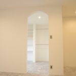 新潟市リフォームクローズアップ　～マンション全面改装・ホワイトインテリア・玄関ドア塗装・アール開口・タテ型ブラインド～