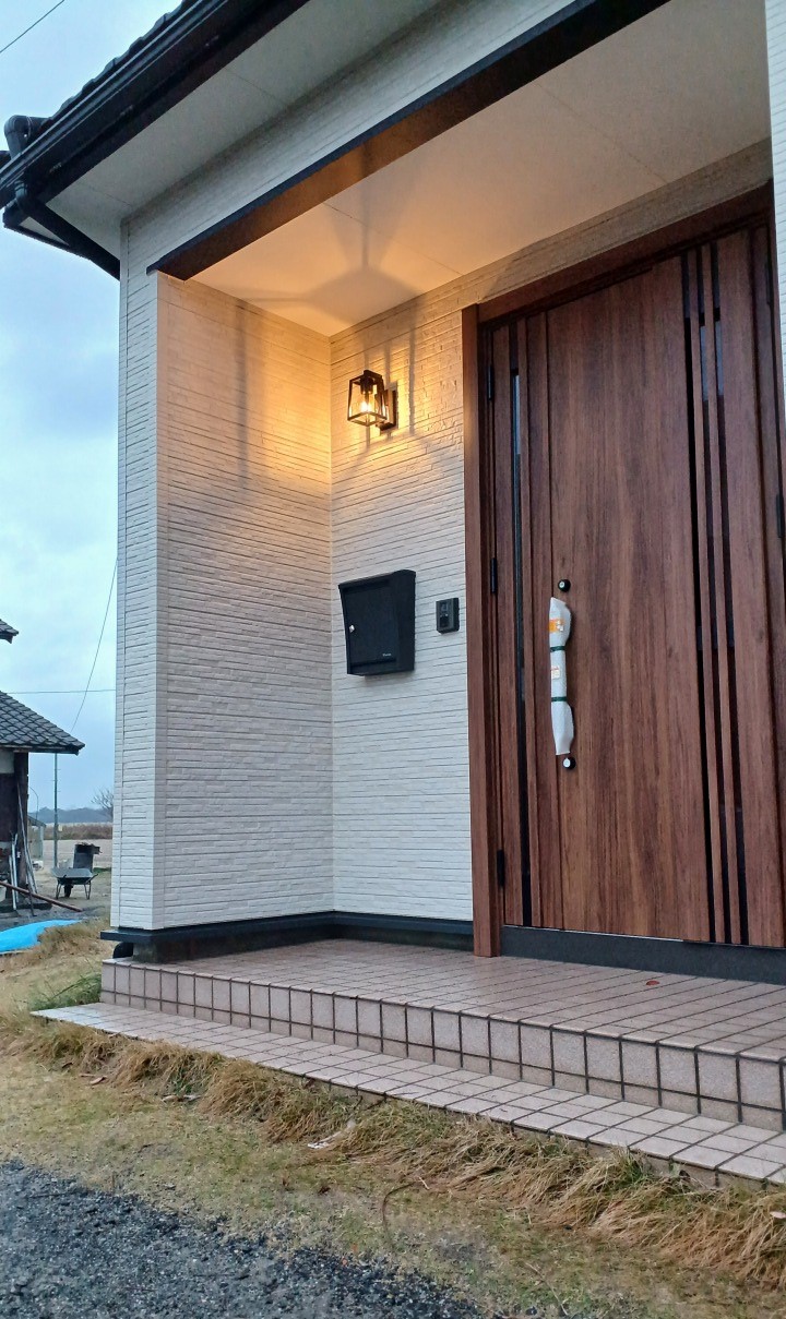 胎内市｜ 住まいの顔を彩る、デザイン性と機能性を兼ね備えた洗練された玄関 - 新潟のリフォーム・リノベーション｜ハーバーリフォーム