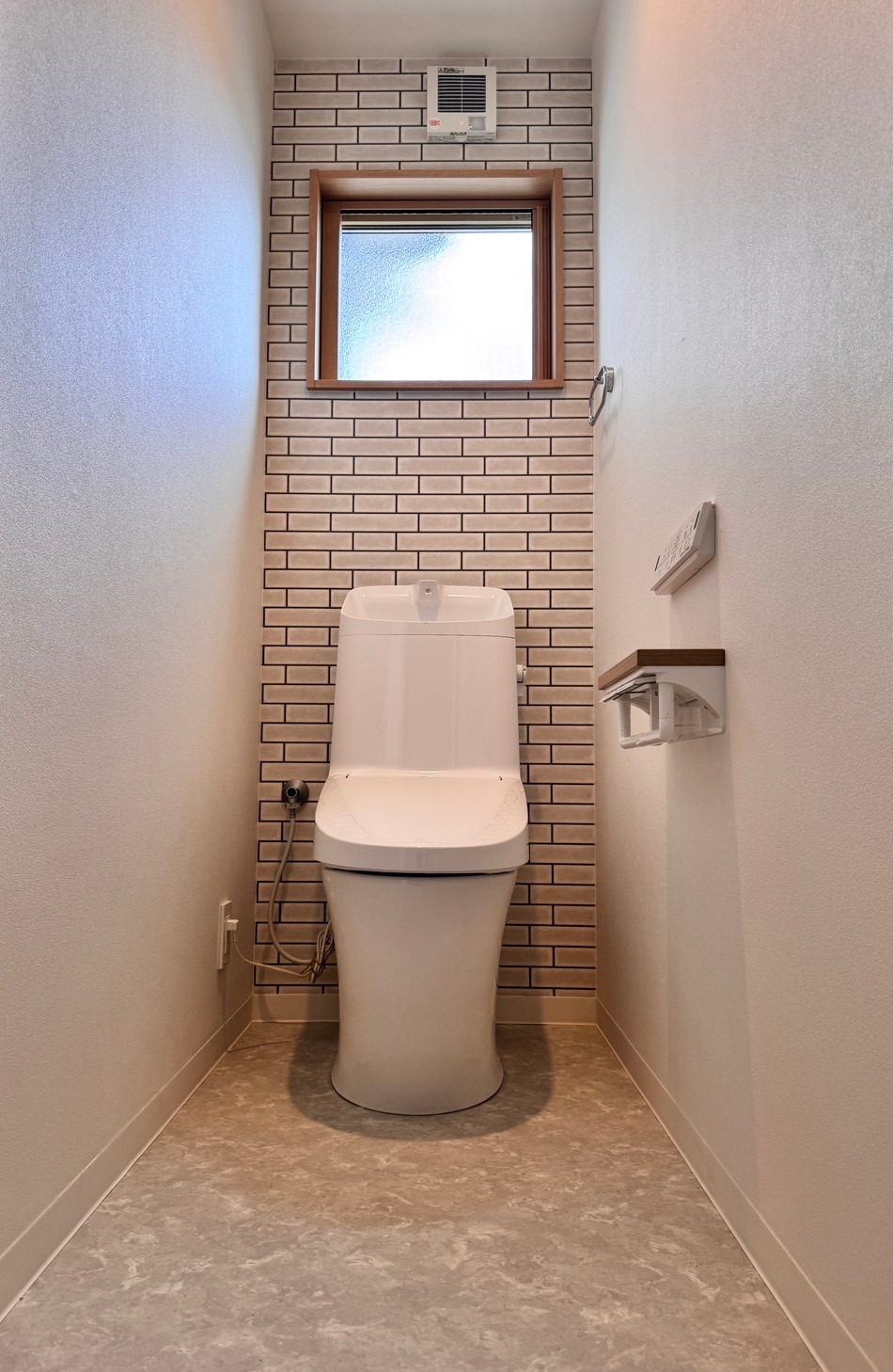 清潔感とデザイン性を両立したナチュラルトイレ空間